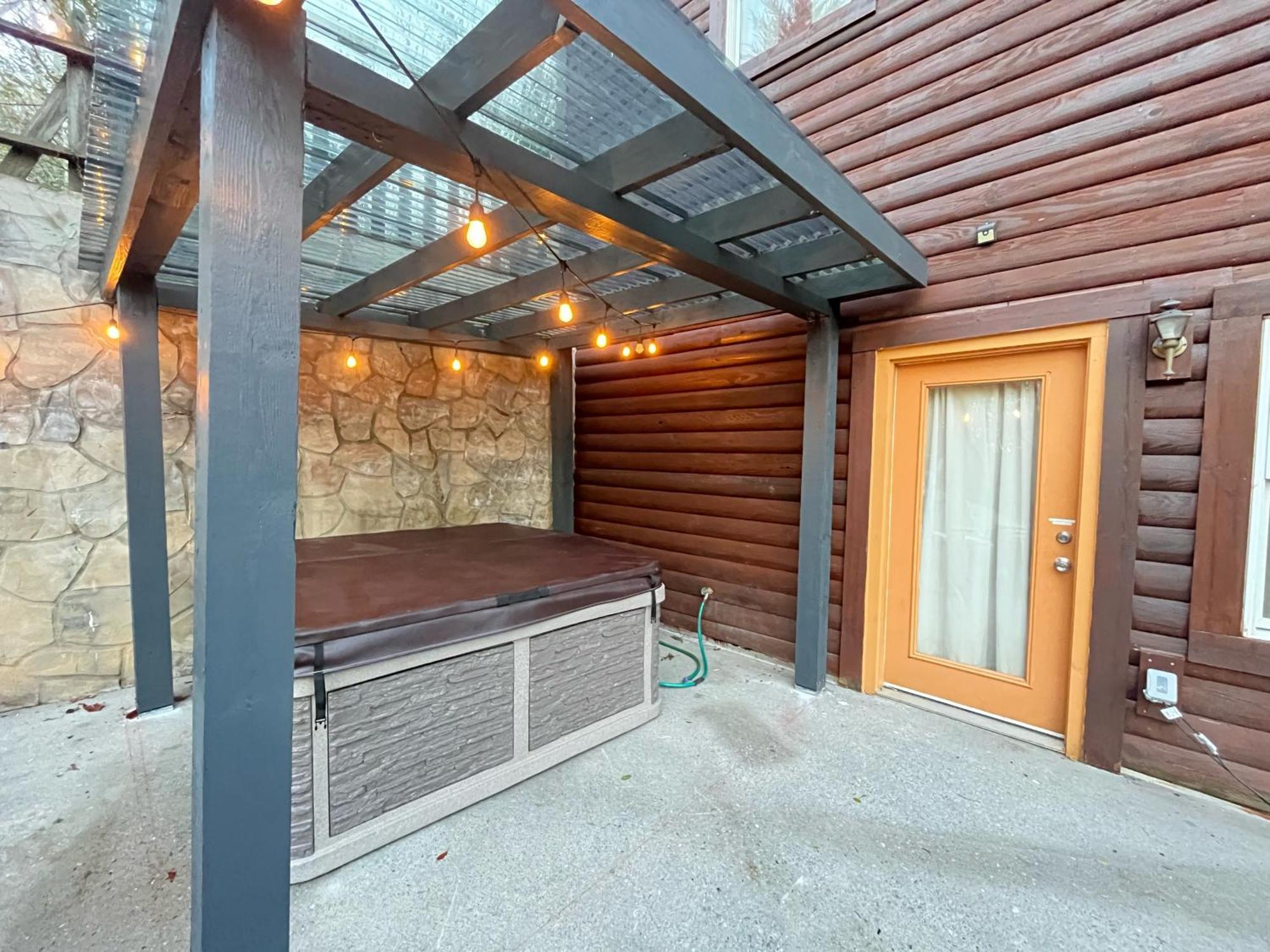 Smokey Mountain Retreat, Hot Tub, Game Room, Sleeps 8! Гатлинбург Экстерьер фото