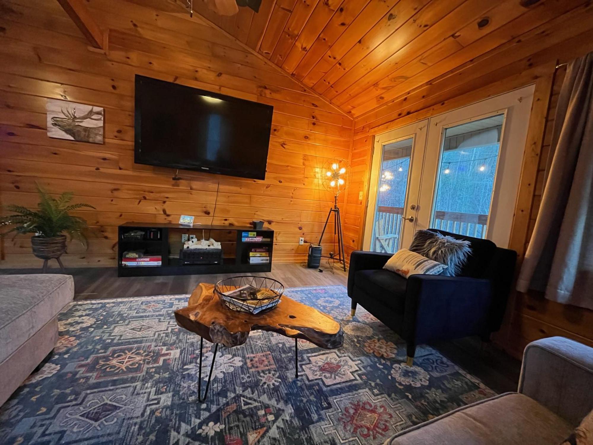 Smokey Mountain Retreat, Hot Tub, Game Room, Sleeps 8! Гатлинбург Экстерьер фото